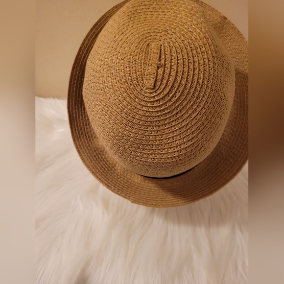 Bluenotes Straw Hat for a Spring refresh Featuring a classic fit with a brim. - Picture 5 of 15